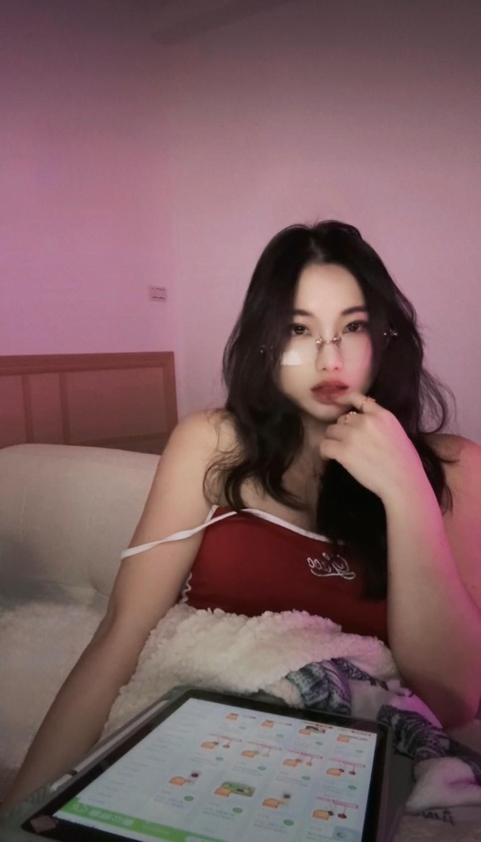 lovelyamber : Fill my pussy tonight 🥵💦