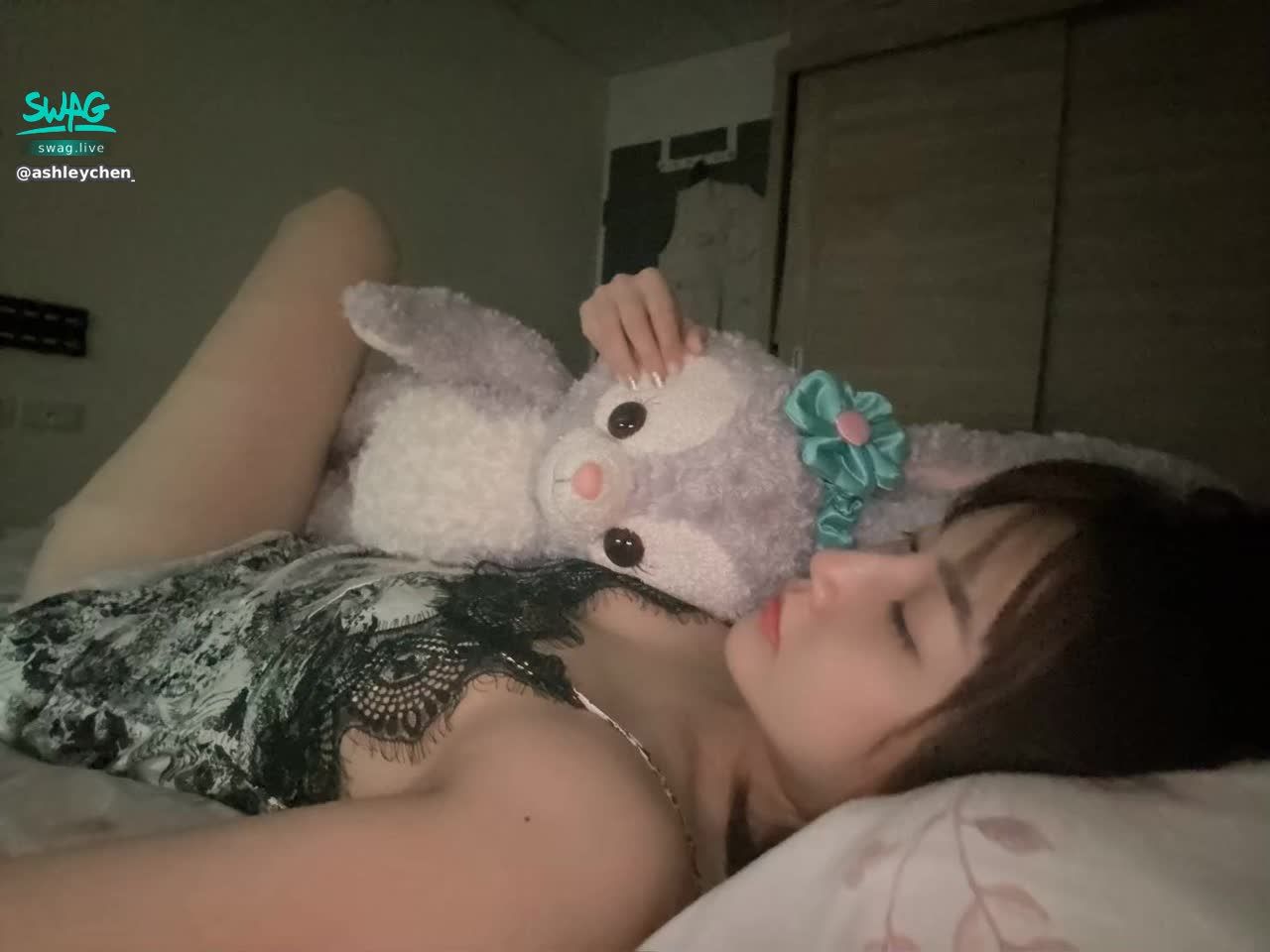 ashleychen_9977 : 沒有你　只好找小兔兔陪睡