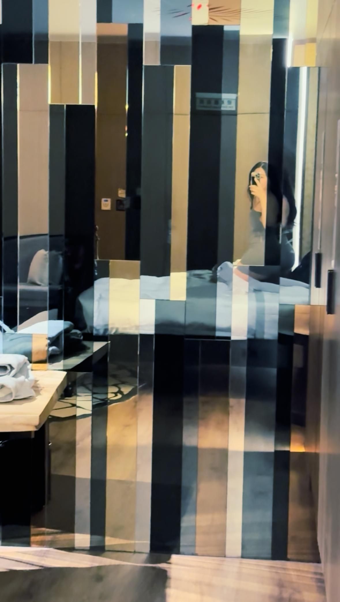 janicee : 脫光後在床上的誘人身材💕

約炮筆記：
很喜歡跪在床邊
男生緩緩推入到底的感覺
完整地感受每一吋埋入身體
慢慢被撐開又興奮地收縮的快感
適應後突然再被狠狠地頂撞
抓著纖細的腰，精準地用力插到底
尤其17公分以上，要哭出來的尺寸
央求對方慢一點又捨不得讓他拔出來
這個推拉進出的過程
就是至高無上的快樂
