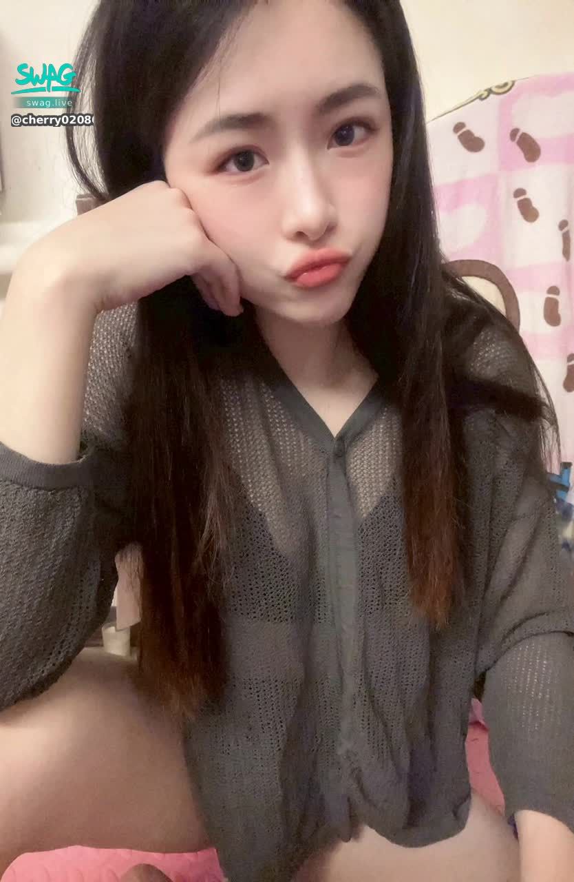 cherry020800 : 這件罩衫到底是脫掉好看？還是不脫好看？