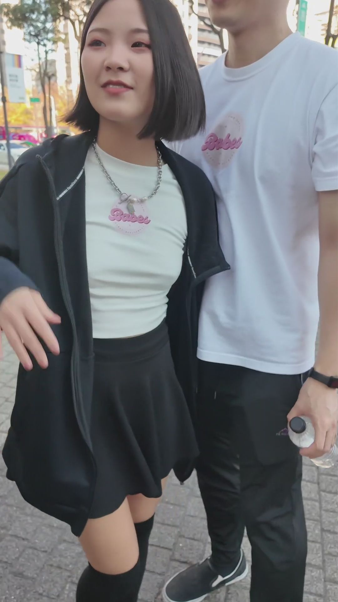 babes.private : 看樣子也沒有認真的在看傢俱..
只是想帶小巴去試試椅子的堅固度！？