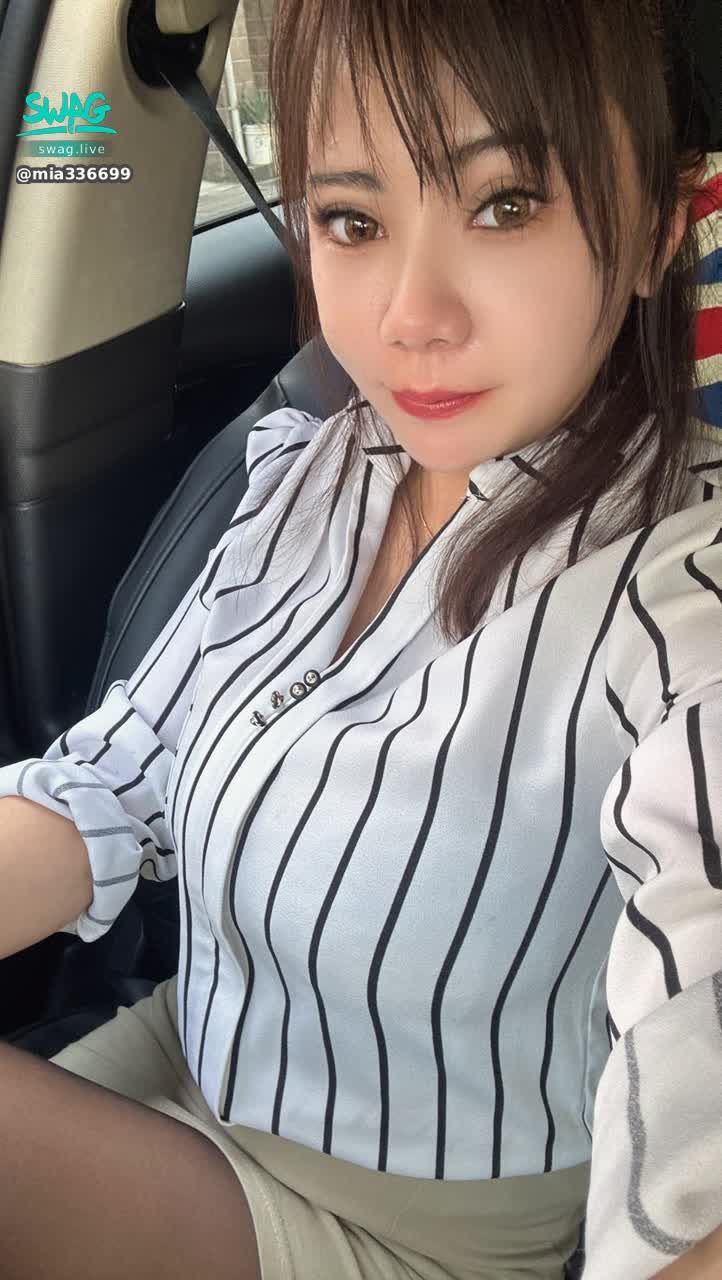 m*******9 : 這是咪婭的上班日常🥰請問穿這樣可以嗎老闆😈