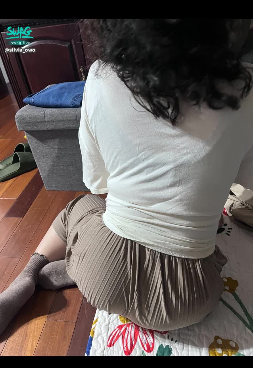 silvia_owo : 去朋友家的時候，他跟我說他覺得我的腰臀比不錯呢，好害羞真的嗎？我覺得自己屁屁很扁的說(´；ω；)