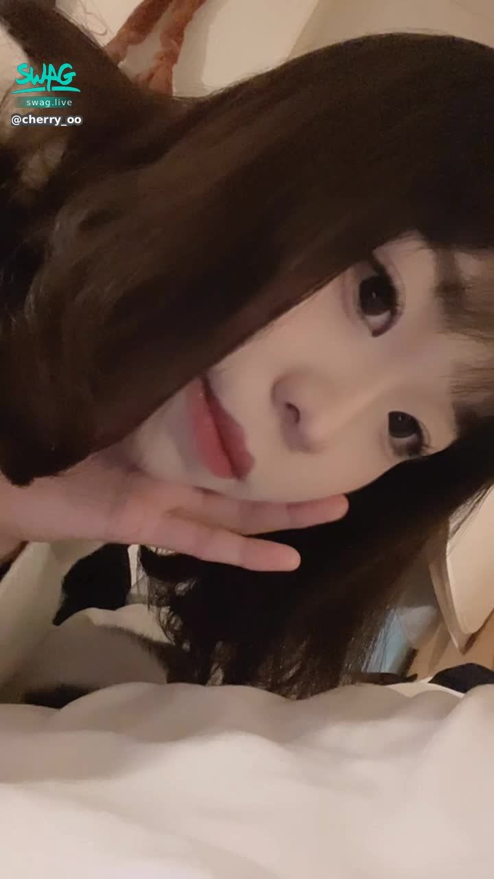 cherry_oo : Babe 哈囉呀👋🏻這裡是小櫻桃🍒這是小櫻桃接下來的直播時間😳記得要進來跟我打招呼🫶🏻

📍4/22
晚上6點-凌晨3點

📍4/23、4/24
中午12點-下午6點
晚上8點-晚上12點

📍4/25～4/28
晚上6點-凌晨3點

📍4/29、4/30
看小櫻桃心情😳如果很多人想🍒記得「私訊」告訴我呀❗️❗️說不定就會出現了喔🥰🥰

BTW
櫻桃感受到你們很想跟我1對1了😤
但礙於門檻太高太多人都被勸退😢
所以😤😤
‼️😳小櫻桃這邊門檻降低了😳‼️
（幫你們跟老闆撒嬌好久才同意）
❌要單場直播刷100萬鑽鑽💎
⭕️4月一艘私人遊艇🛥️
⭕️5月一棟豪華別墅🏡
❤️優惠不等人 快來跟小櫻桃1對1呀❤️