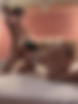dick888xxx : 我還在喬怎麼拍照
她調皮的湊過來吃棒棒
被她吃的超硬的
愛撫後脫下她的綁繩小內褲
套子戴好 進攻小穴