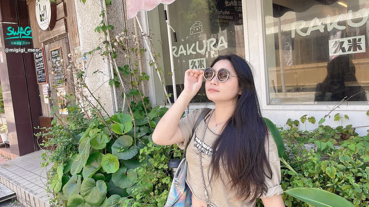  : I walked into a cute little shop on a street corner in Okinawa.