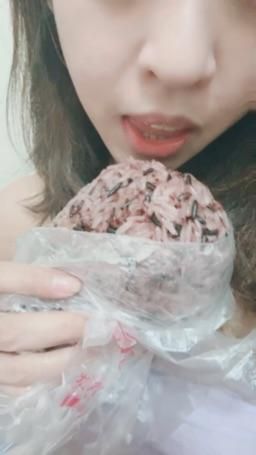 lovemeredith : 原本要買大顆紫米飯糰 ，老闆看我小隻馬就說買中顆的，我吃不飽的話，你可以餵飽我嗎？
