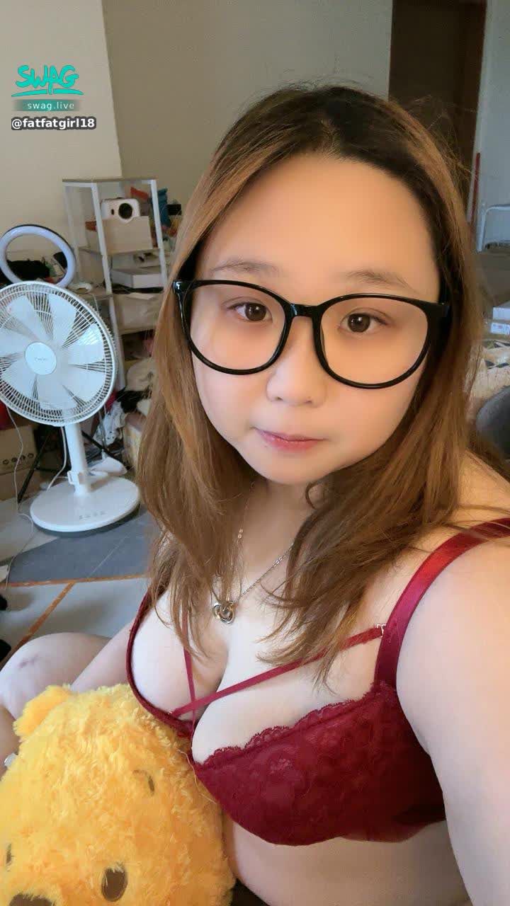 fatfatgirl18 : 4/26(六)16:00內衣誘惑
滿5萬慰慰表演
#主題直播