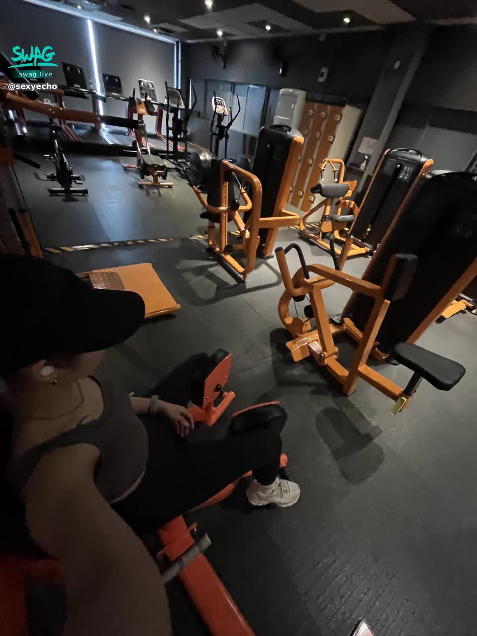 sexyecho : 今天禮拜六，自己包場健身房😗好無聊，有沒有想健身的哥哥呢？
