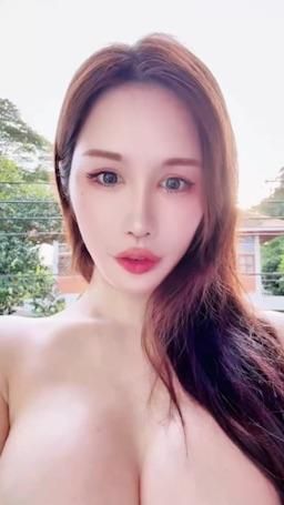 sexyyui : 天氣超好的，讓粉紅巨乳出來透透氣，猜猜這陽光讓我的奶頭曬成什麼顏色了😳希望不要被鄰居看到，不然可能會被抓去….xxoo