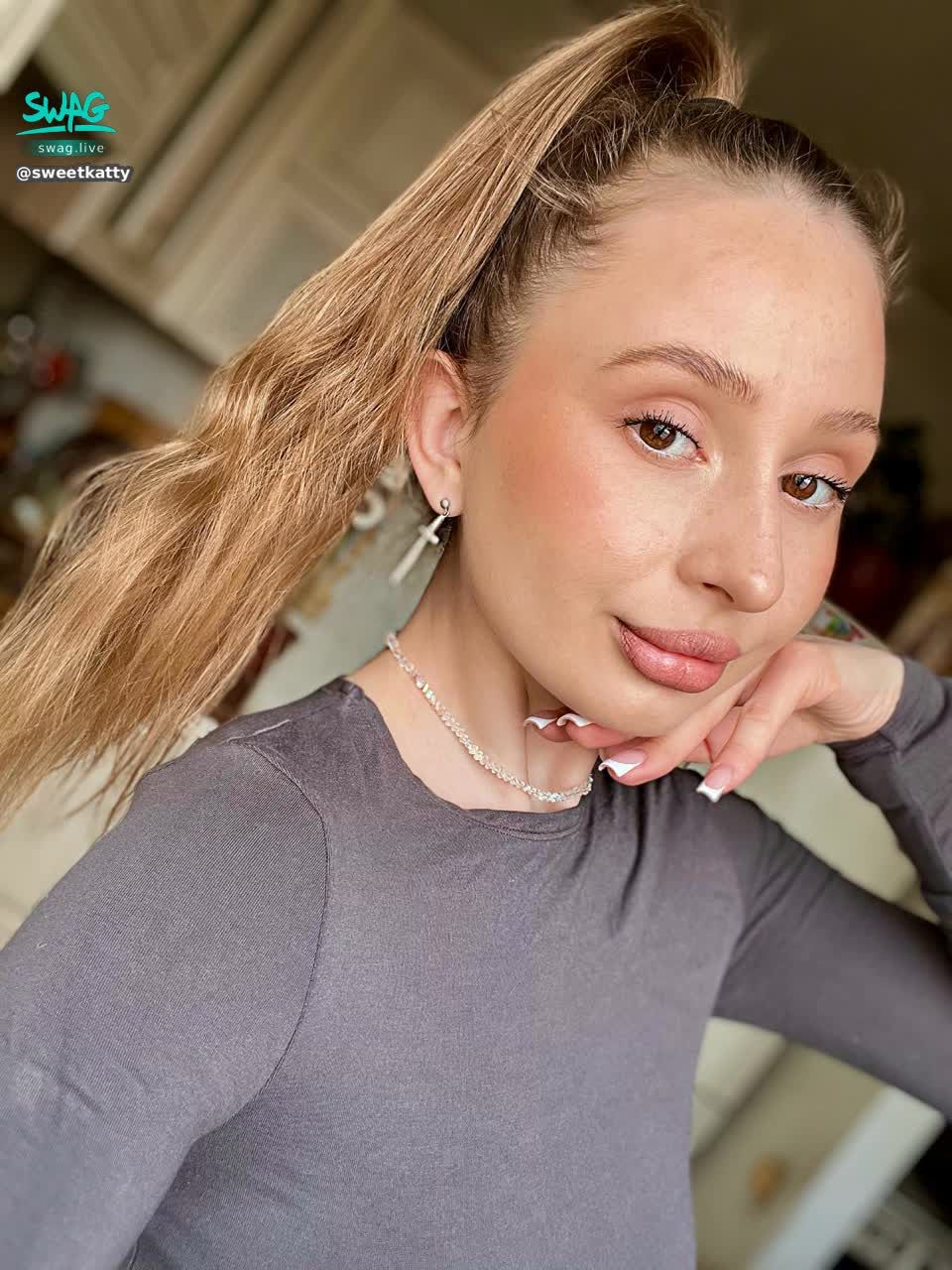 sweetkatty : hey 🙃