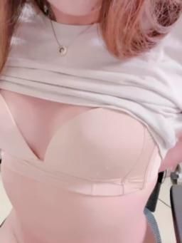 wanna_honey : 解開內衣小奶彈出