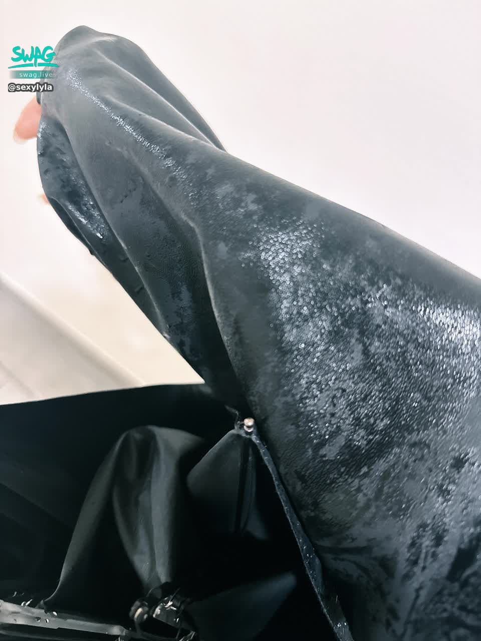 sexylyla : 台北大暴雨⛈️
到公司的時候幾乎全身都濕掉🥺
不喜歡這樣的濕身啦😭