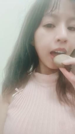lovemeredith : 巧克力麻糬QQ的，跟我的雪乳一樣Q彈，你想摸嗎？