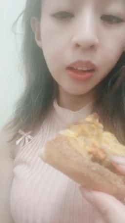 lovemeredith : 午餐吃了沒，要不要吃我買的pizza,還是想吃我？