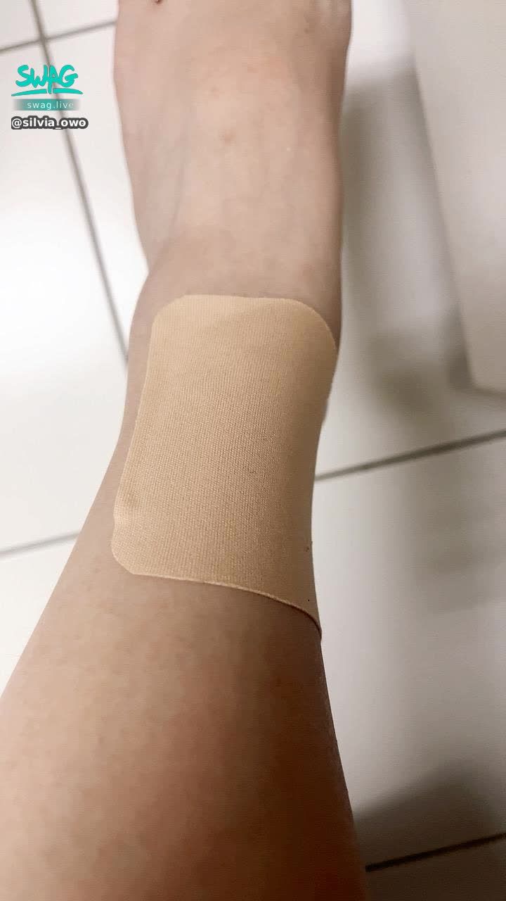 silvia_owo : 昨晚半夜去操場運動時，因為旁邊有溜滑梯想說去溜一下，結果爬上去時看到有人睡在那邊，我嚇到立馬轉身逃走，但重心不穩就跌倒了(´；ω；)腳踝扭傷另隻膝蓋磨破，有夠痛的(;´༎ຶД༎ຶ`)