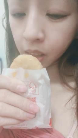 lovemeredith : 速食店的薯餅，沒有我做的好吃，想吃我做的嗎？
