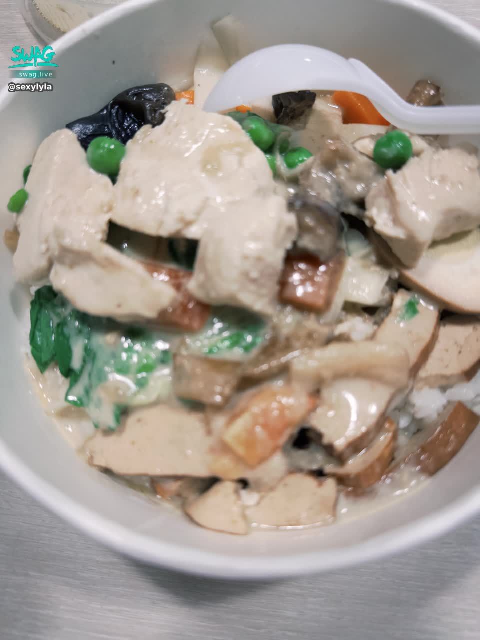 sexylyla : 午餐有萬惡三色豆🤮🤢
哥哥會吃三色豆嗎……