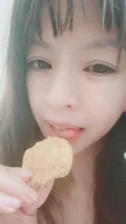 lovemeredith : 我愛吃雞塊，更喜歡你那會膨脹的雞，交出來給我