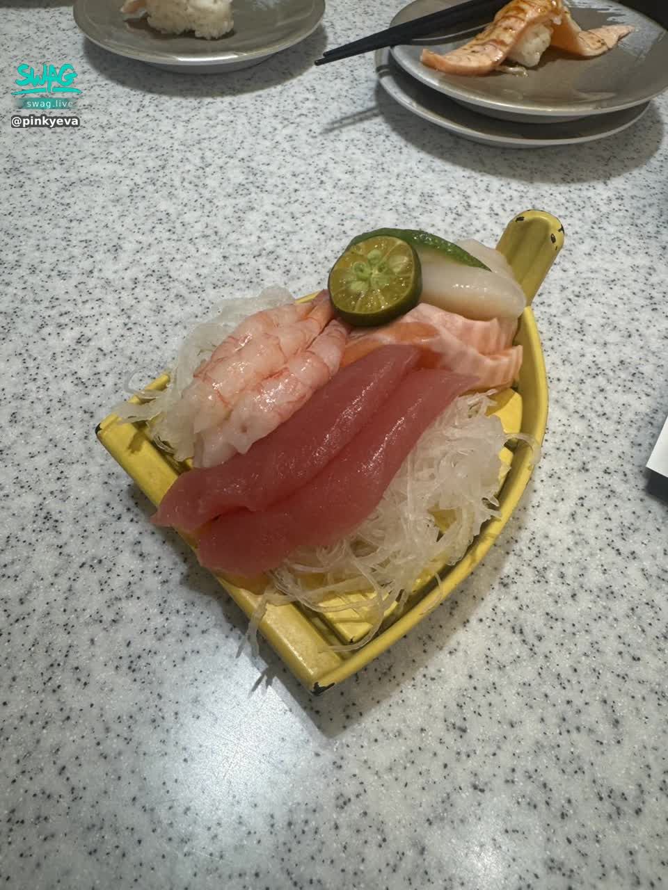 pinkyeva : 生魚片殺手上線！