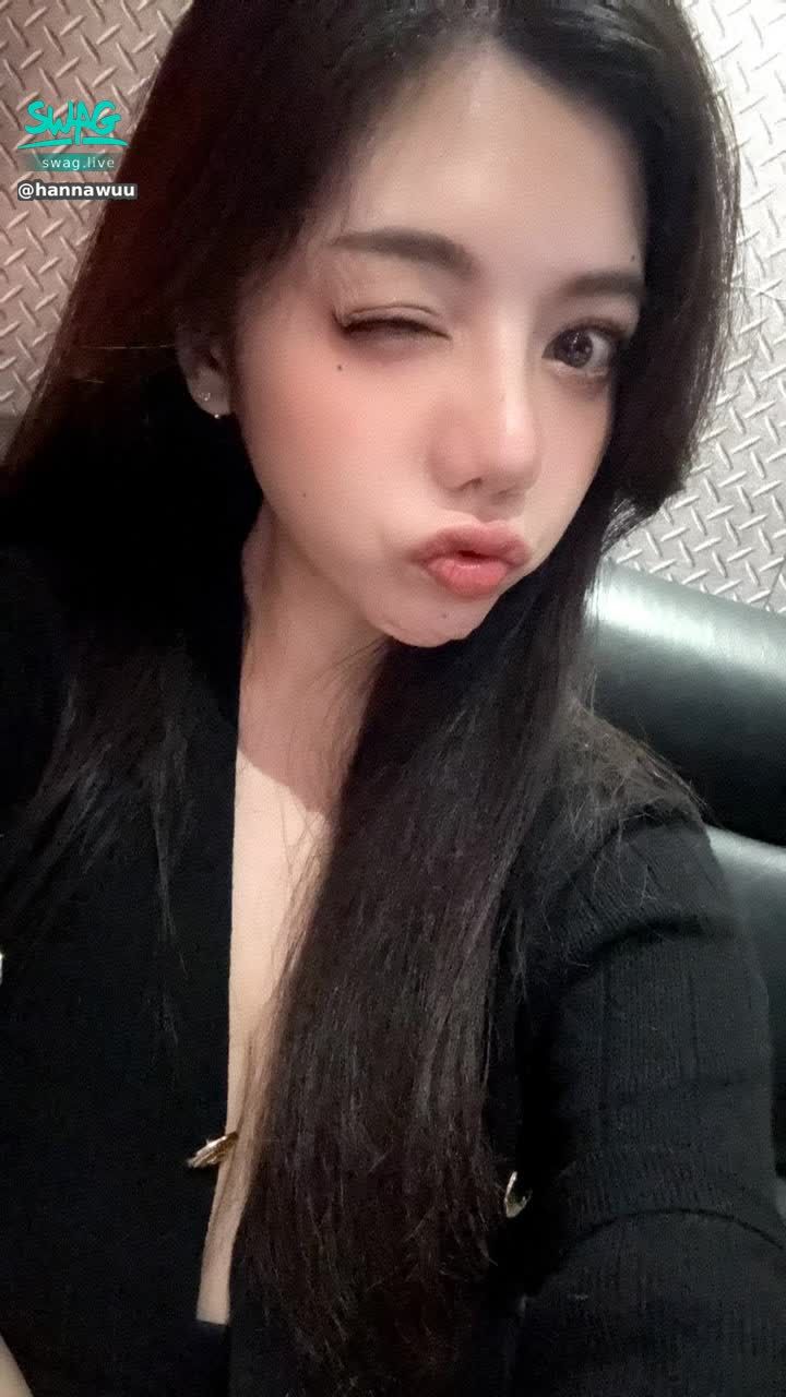 hannawuu : 待會23:00直播❤️
內褲脫好手也抓好😳