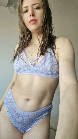 lessikitty : taking off bra , tits 😇
