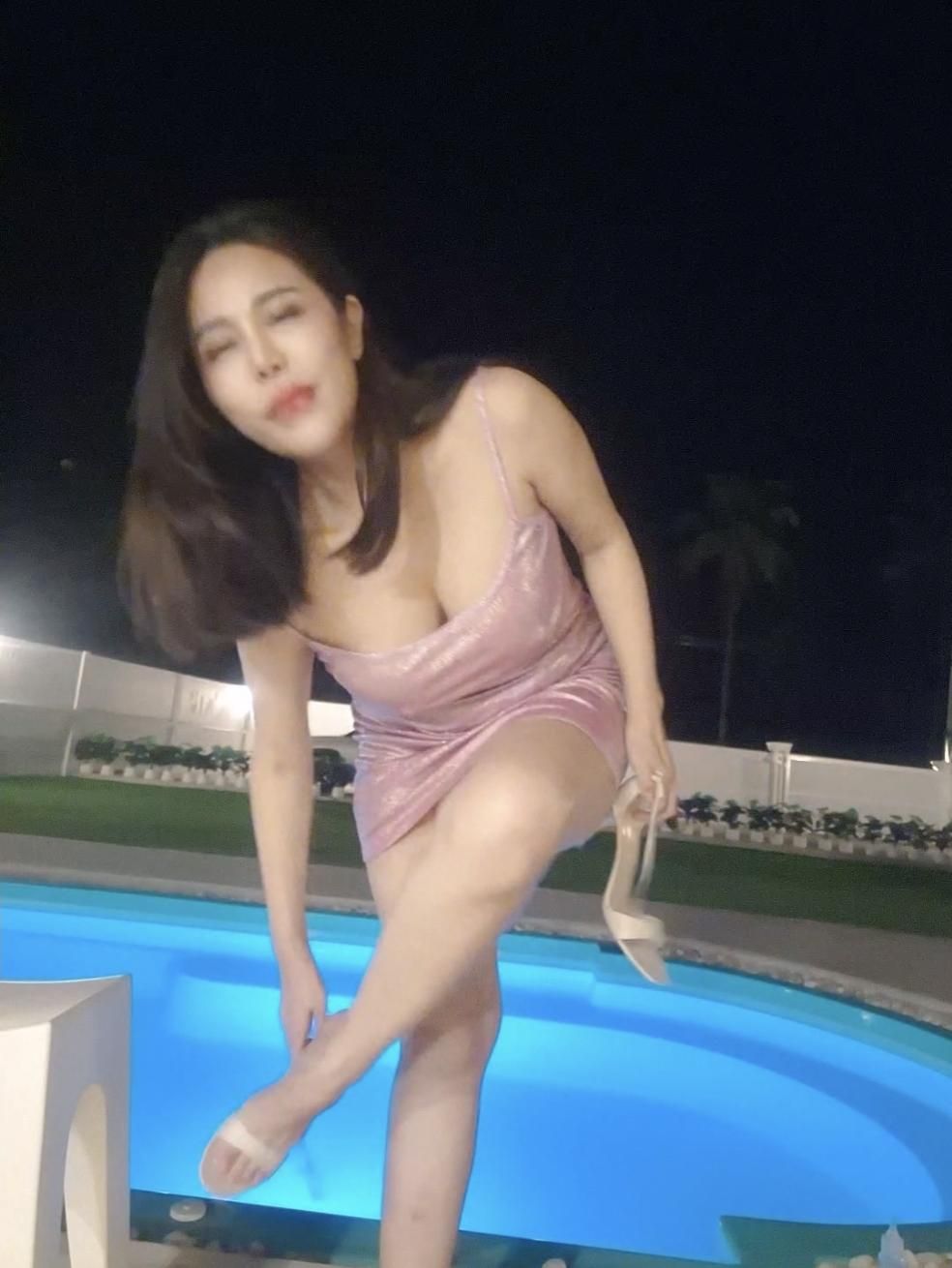 dirtymommy : Crazy mommy in the pool after party