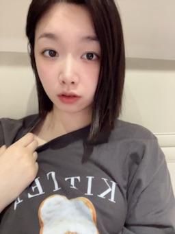 janie0209 : 幫朋友顧店時，把衣服偷偷掀起來😳