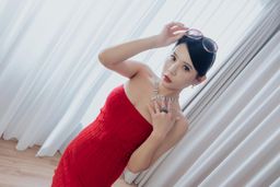 an9tv : 一位42歲的珠寶商,姓陳,女,獨自一人扶養起珠寶生意,平時興趣是到海邊看海跟園藝。目前單身,衣著看與打扮看起來只有35歲,在路邊拍花就被製作組要求回攝影棚拍攝,然而保養的宜的身體在鏡頭前保留了最美好的時刻,最後被顏射而她也很滿足。