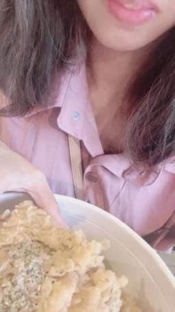 lovemeredith : 我的晚餐ㄧ大桶炸雞，你想不想過來ㄧ起跟我吃呀