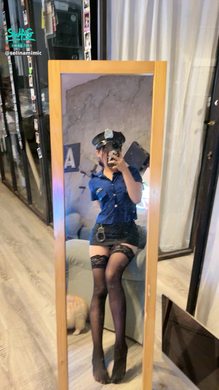 selinamimichen : 黑絲女警那是要不要直接上銬了🥵