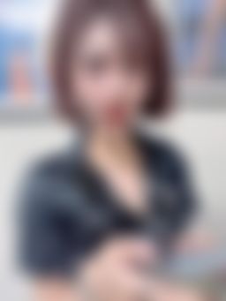 yo7542yo : 在跟朋友回訊息✉️
結果⋯居然被偷拍穿小丁😳😈