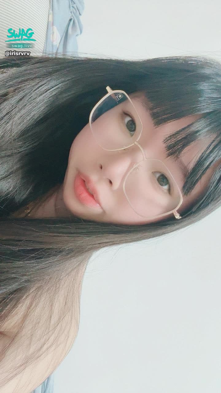 irisrvrv : 各位親親 
絲絲沒聲音發燒了要去看醫生
跟大家請假一天嗚嗚🥹
是不是都沒穿衣服感冒的 不曉得🤤
明天早上再跟大家分享我的燒聲🥲