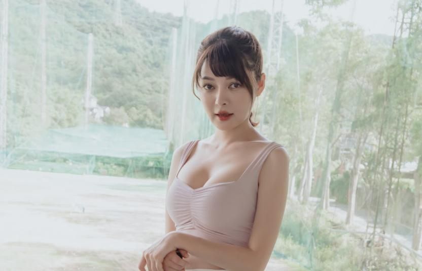 an9tv : Chatting up a beautiful sister swinging her golf club and shaking her snow-white breasts on the golf course