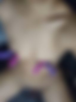 miiyaa : 坐在假陽具上並夾住乳頭。