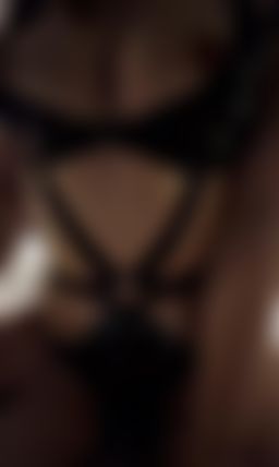 sexyyaya : 最喜歡穿著情趣衣
黑色的皮革 
慢慢地在上面搖…