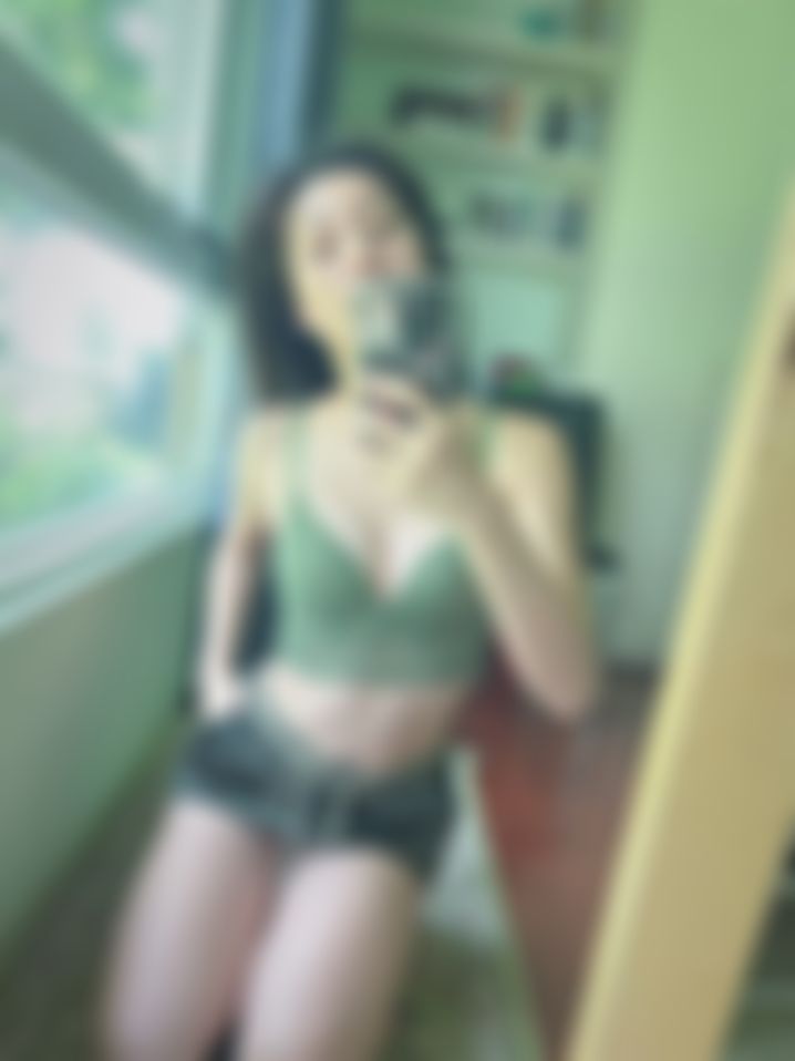 _matcha_ : 穿上我最愛的抹茶色內衣💚迎接我最愛的月份❤獻上舞姿給最愛的你們💛