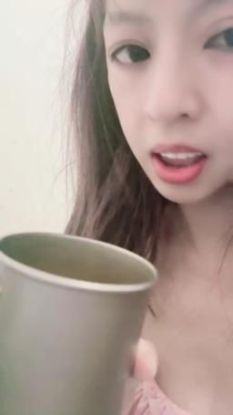 lovemeredith : 每天都要喝維他命c,維持我白嫩肌膚，你想摸摸看嗎？