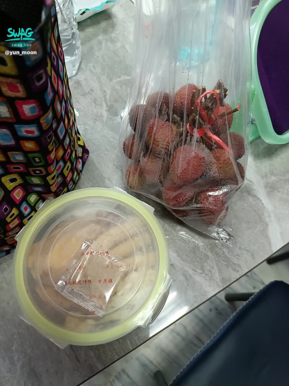 yun_moon : 鄰居送親手做的午餐還有飯後水果~