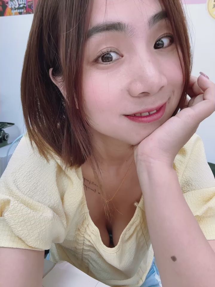 pizza_0705 : 美樂最近真的忙翻了...需要你們幫我充電🔋今天晚上 6/10 (二) 10:30直播❤記得來幫美樂充電😈 #生活 #露臉 #可愛 #甜美 #奶 #大奶 #巨乳 #sexy #性感