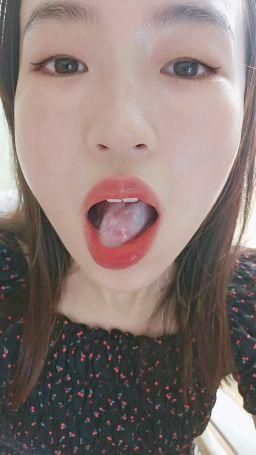 aileenn : 猜猜小米吃這個白白的東西是什麼？？
猜對有獎❤️