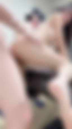 ladyyuan : 這趴在麻將桌上直接無套幹到高潮，腿抖到不行，要求饒了！友人脫衣麻將遊戲想要完整版私訊我🥰