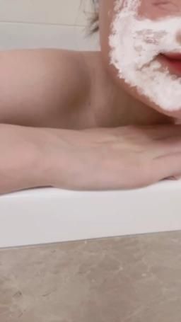 c_u_tmr : 最近真的好愛泡水裡喔🛁下次邊泡水邊直播好了，Babe你覺得好嗎😝