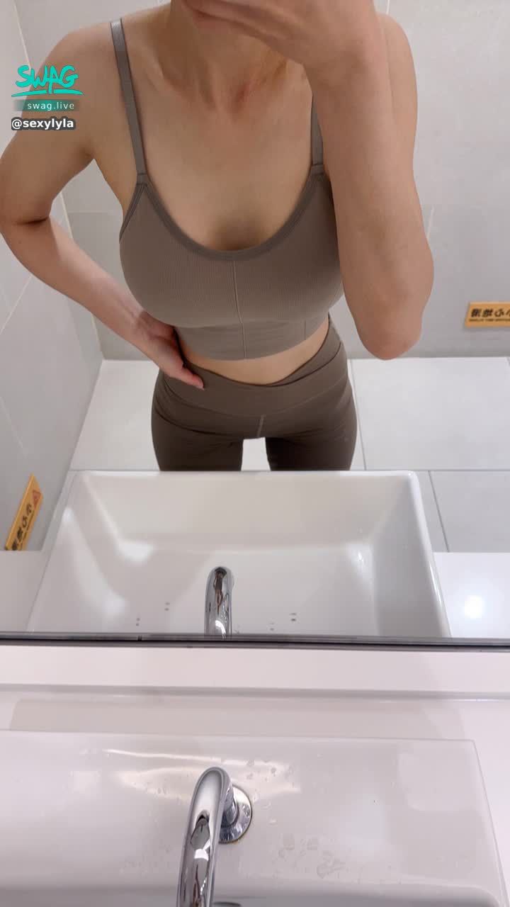 sexylyla : 今天來健身房了😗
奶茶色的健身服好看嗎👀

今晚23:30來直播呦❤️