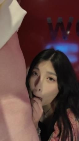 hua_063 : 來KTV到底是開唱還是開炮？別人拿麥克風唱歌！我握住老二狂吸