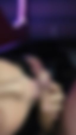 hua_063 : 是不是最喜歡看我像痴女模樣的幫你口交？半夜約粉絲來唱歌 其實是我想要了
