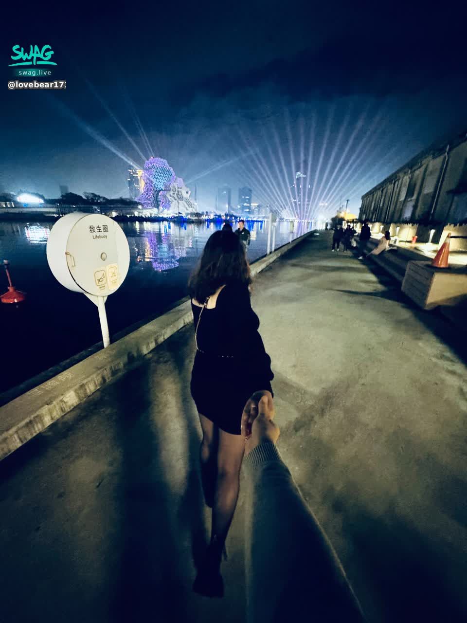 lovebear1717 : 想我的觀眾們
期盼已久的粉絲 
又是幾天沒見啦～
小雪今晚會開播跟大家一起玩唷
20:00準備時開播 不見不散❤️❤️
p.s 好奇問問你們，對於黑絲的搭配到底為什麼讓你們這麼著迷呢？
晚上開播來跟我互動會有驚喜呦