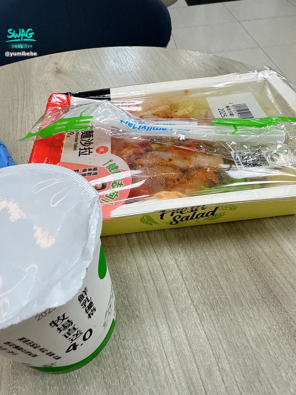 yumibebe : 忙到現在才開啟今天第一餐，你們呢？