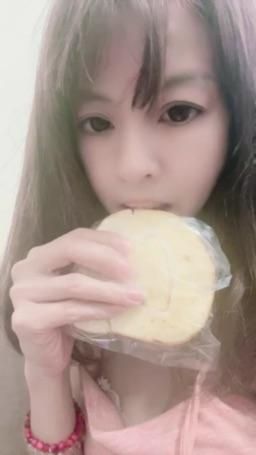 lovemeredith : 麵包車阿伯賣的瑞士捲，不好吃耶，我想吃好吃的，等你帶我去