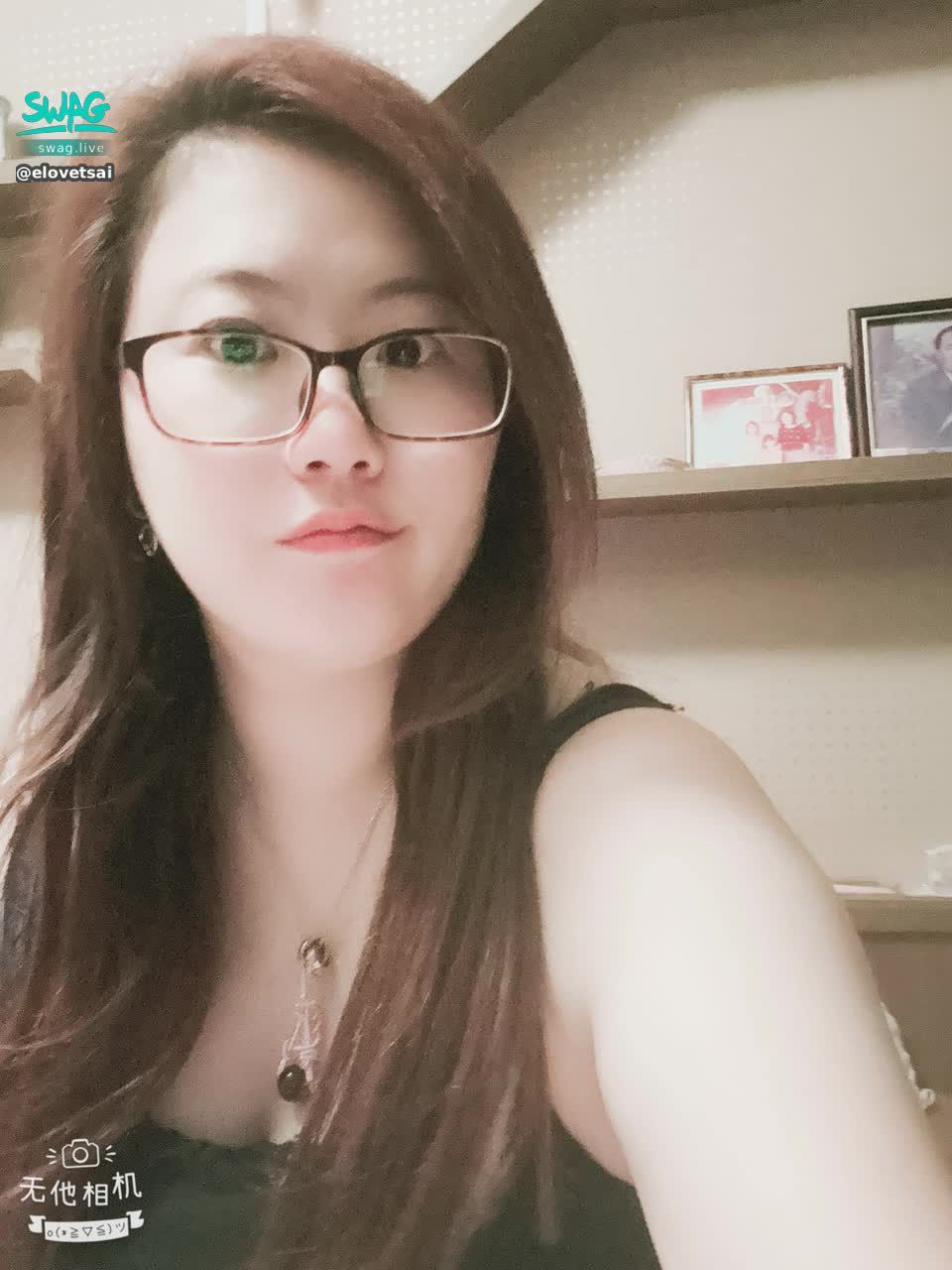 elovetsai : 寶寶們，你們不覺得我的皮膚很好嗎？你們喜歡嗎？泡芙分享給你們看看。